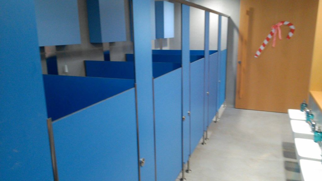 Χωρίσματα WC στο Νηπιαγωγείο του Κολεγίου Ανατόλια στο Πανόραμα Θεσσαλονίκης