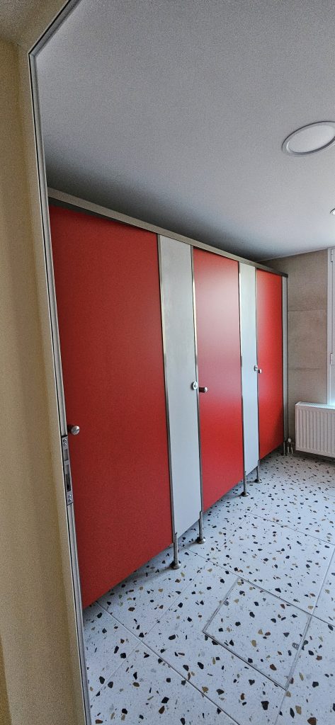 Διαχωριστικά WC στο Αρσάκειο κολέγιο Πανοράματος Θεσσαλονίκης