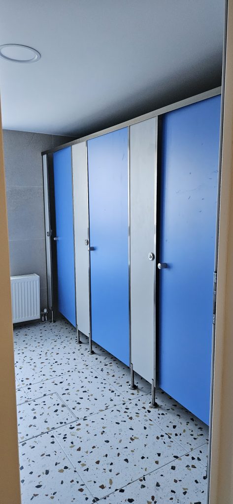 Διαχωριστικά WC στο Αρσάκειο κολέγιο Πανοράματος Θεσσαλονίκης