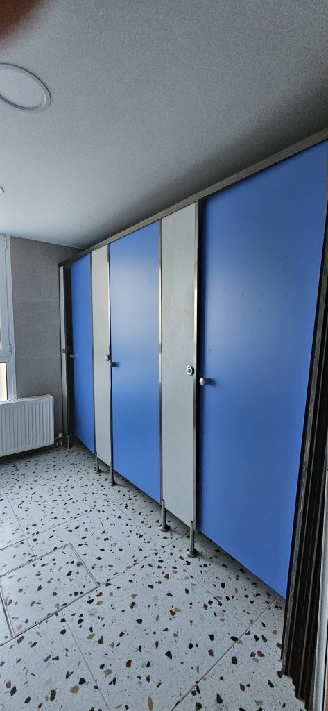 Διαχωριστικά WC στο Αρσάκειο κολέγιο Πανοράματος Θεσσαλονίκης