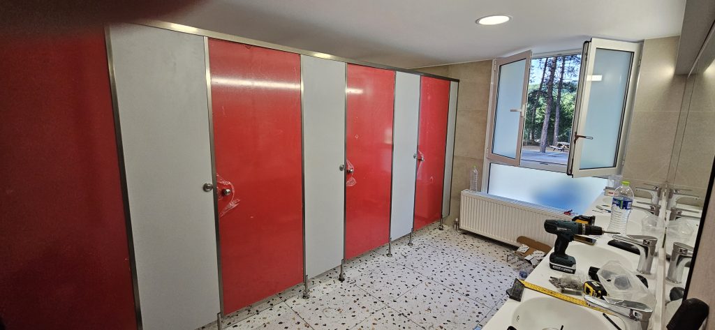 Διαχωριστικά WC στο Αρσάκειο κολέγιο Πανοράματος Θεσσαλονίκης