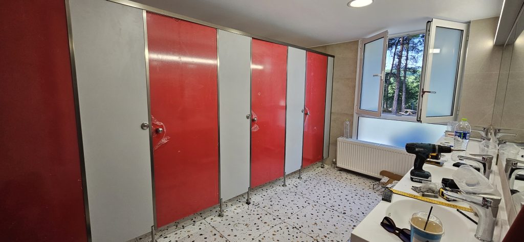Διαχωριστικά WC στο Αρσάκειο κολέγιο Πανοράματος Θεσσαλονίκης