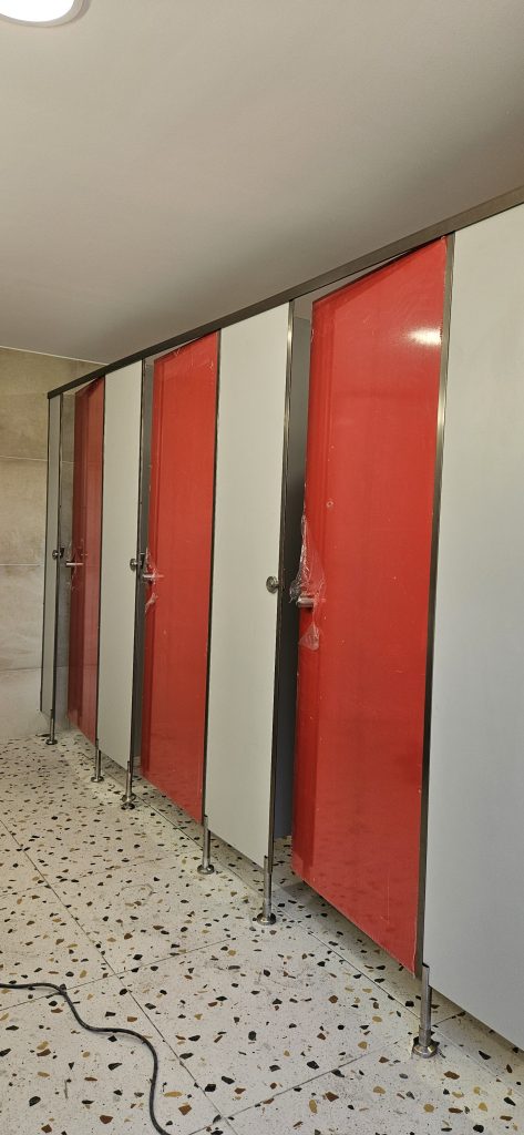 Διαχωριστικά WC στο Αρσάκειο κολέγιο Πανοράματος Θεσσαλονίκης