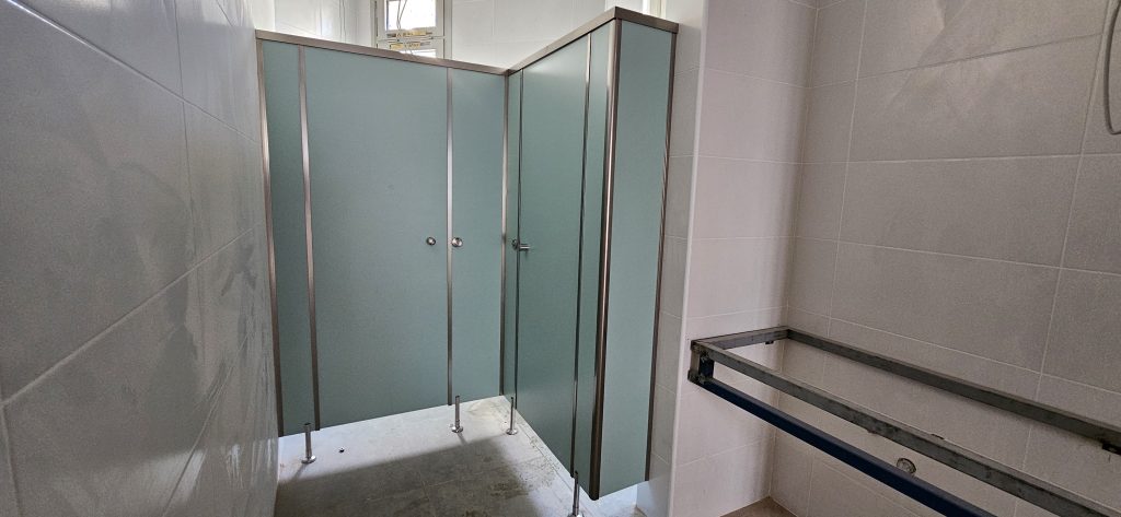 Χωρίσματα WC στο νοσοκομείο Παπαγεωργίου Θεσσαλονίκης