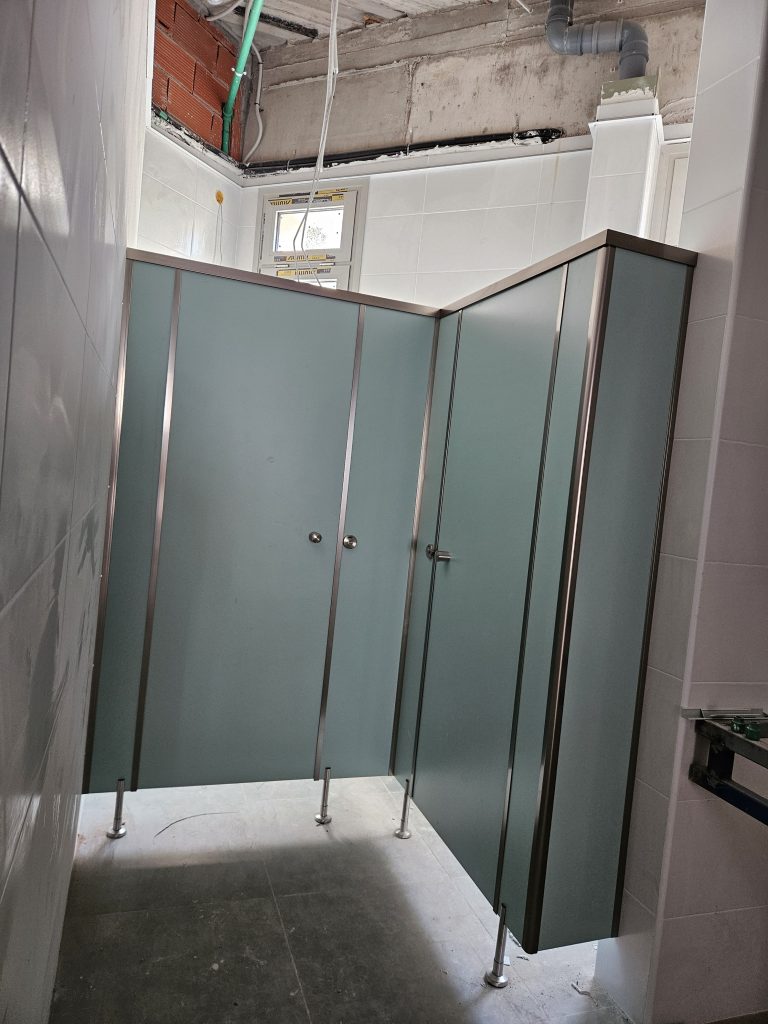 Χωρίσματα WC στο νοσοκομείο Παπαγεωργίου Θεσσαλονίκης