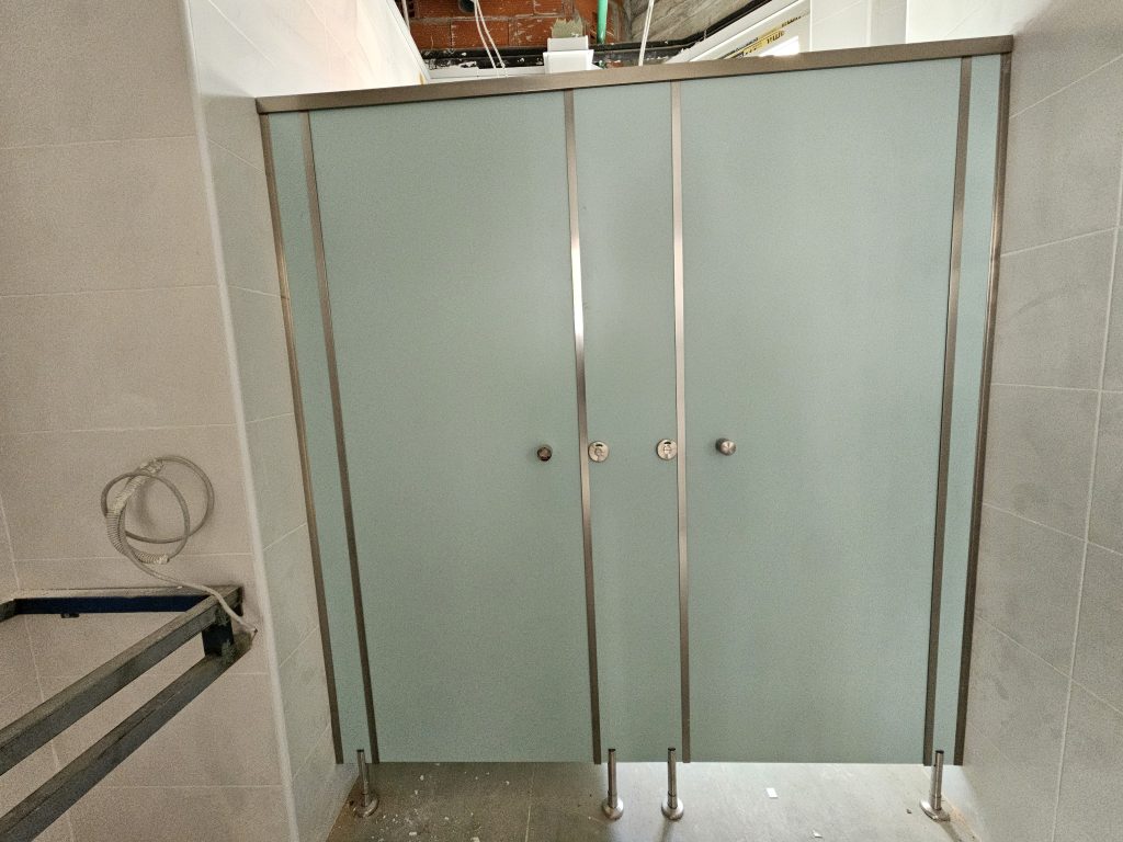 Χωρίσματα WC στο νοσοκομείο Παπαγεωργίου Θεσσαλονίκης