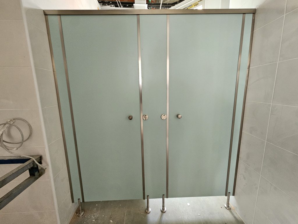 Χωρίσματα WC στο νοσοκομείο Παπαγεωργίου Θεσσαλονίκης