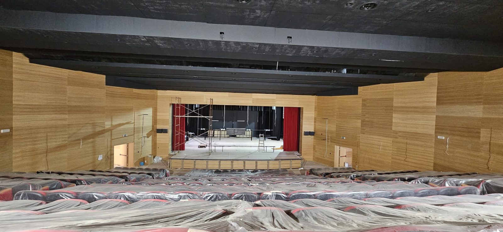 Πολιτιστικό κέντρο Κατερίνης Ξύλινες διάτρητες ηχοαπορροφητικές  επενδύσεις spigoacoustic