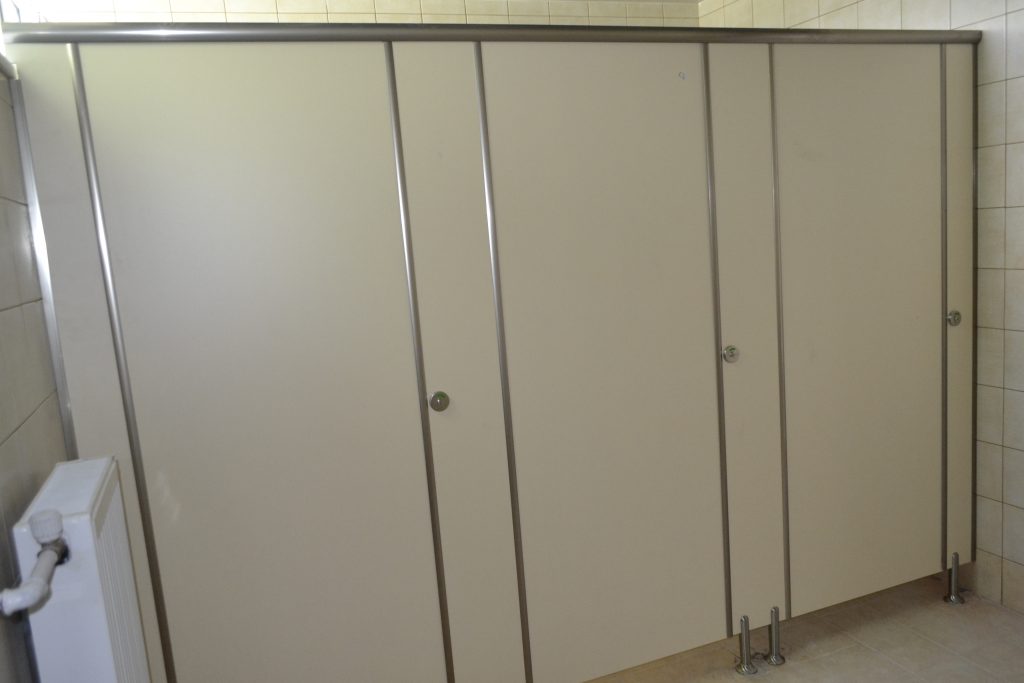 Χωρίσματα WC , καμπίνες WC , στο κτίριο Πολιτικών Μηχανικών στην Ξάνθη