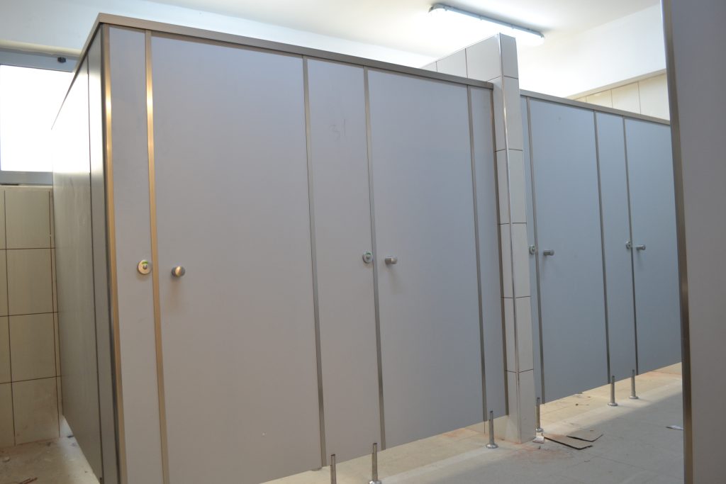 Διαχωριστικά WC, καμπίνες WC στο νέο γυμναστήριο Πολίχνης