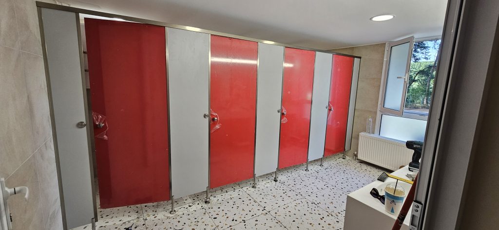 Διαχωριστικά WC στο Αρσάκειο κολέγιο Πανοράματος Θεσσαλονίκης
