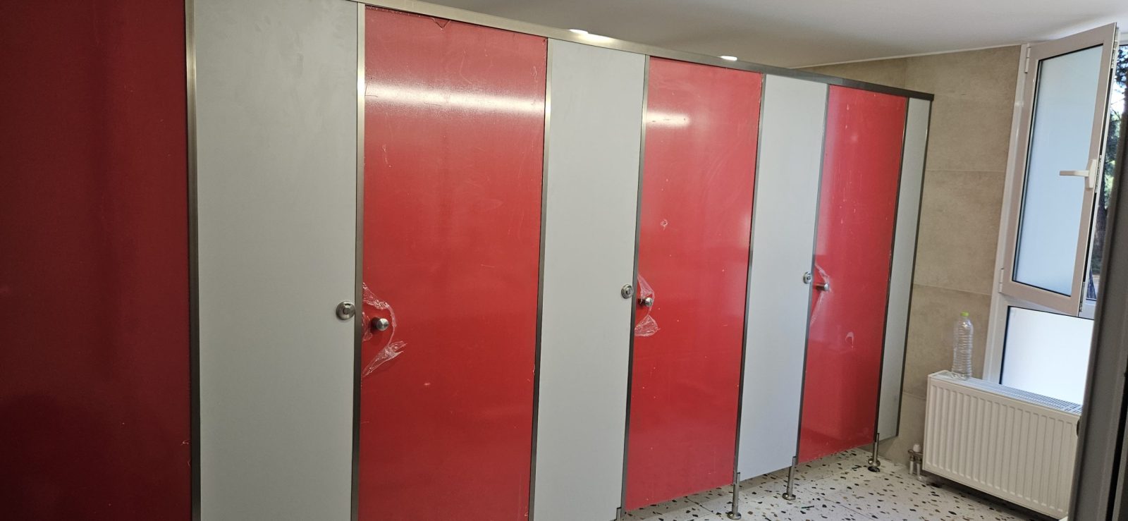 Διαχωριστικά WC στο Αρσάκειο κολέγιο Πανοράματος Θεσσαλονίκης